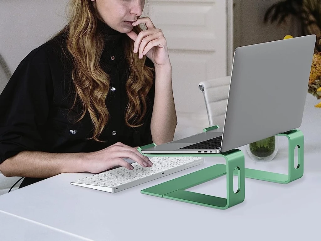 Portable laptop stand